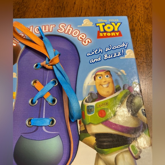 Disney woody and buzz shoe tying book - Picture 2 of 7
